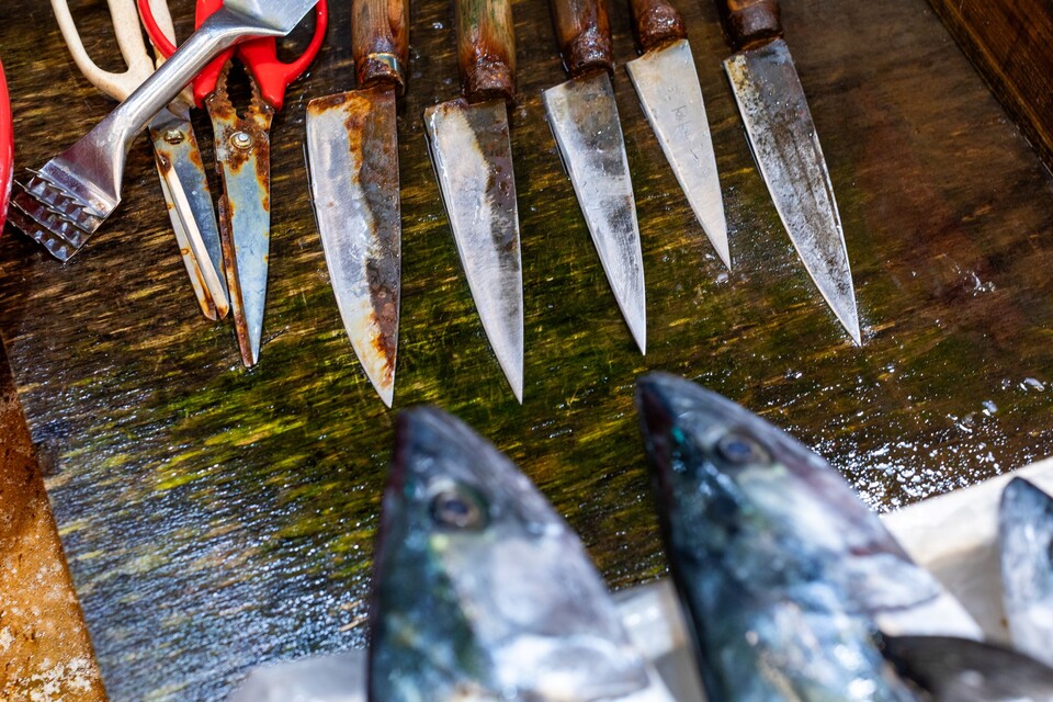 어물전의 세월이 담긴 칼들. 류관희 작가