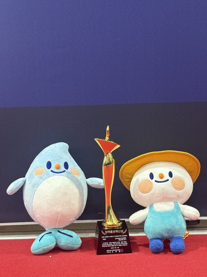 경기도농수산진흥원의 마스코트인 미농과 수니가 지난 13일 대전컨벤션센터에서 열린 ‘2025 대한민국 지자체·공공 캐릭터 페스티벌’에서 정책홍보혁신상을 수상했다. 미농(오른쪽)과 수니가 정책홍보혁신상 트로피를 사이에 놓은 채 서 있다. 경기도농수산진흥원 제공