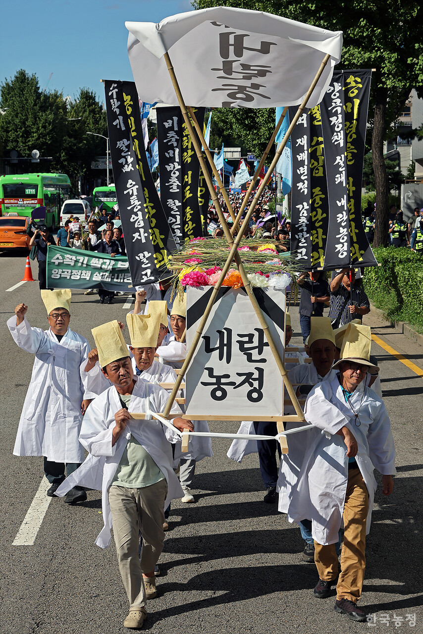 18일 오후 서울역 앞에서 열린 '수확기 쌀값 보장! 유통업자 말고 농민에게 쌀값을! 양곡정책 실패·내란농정 송미령 파면! CPTPP 가입 추진 중단! 9.18 전국농민대회'에서 1500여 농민들이 내란농정에 사망을 선고하는 상여와 만장을 앞세우고 용산 대통령실 방향으로 행진하고 있다. 한승호 기자