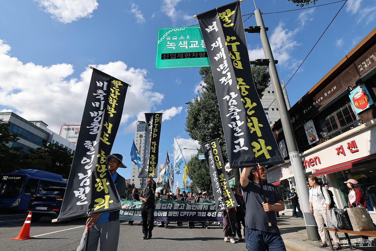 18일 오후 서울역 앞에서 열린 '수확기 쌀값 보장! 유통업자 말고 농민에게 쌀값을! 양곡정책 실패·내란농정 송미령 파면! CPTPP 가입 추진 중단! 9.18 전국농민대회'에서 1500여 농민들이 내란농정에 사망을 선고하는 상여와 만장을 앞세우고 용산 대통령실 방향으로 행진하고 있다. 한승호 기자