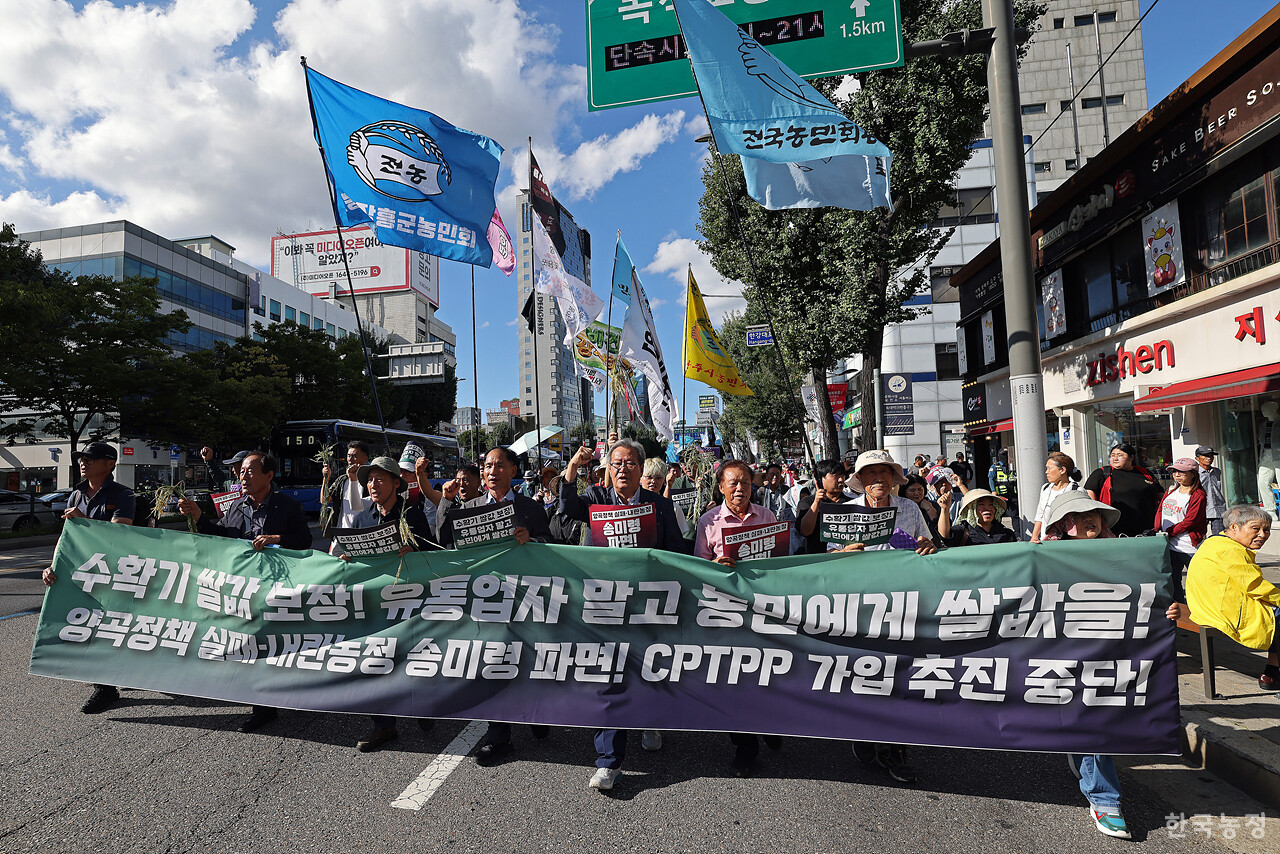 18일 오후 서울역 앞에서 열린 '수확기 쌀값 보장! 유통업자 말고 농민에게 쌀값을! 양곡정책 실패·내란농정 송미령 파면! CPTPP 가입 추진 중단! 9.18 전국농민대회'에서 1500여 농민들이 내란농정에 사망을 선고하는 상여와 만장을 앞세우고 용산 대통령실 방향으로 행진하고 있다. 한승호 기자