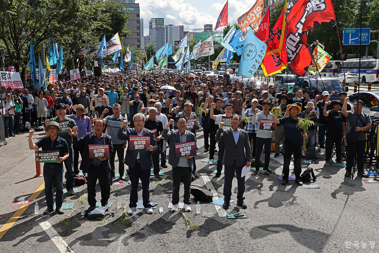 18일 오후 서울역 앞에서 열린 '수확기 쌀값 보장! 유통업자 말고 농민에게 쌀값을! 양곡정책 실패·내란농정 송미령 파면! CPTPP 가입 추진 중단! 9.18 전국농민대회'에서 1500여 농민들이 대회를 시작하며 농민가를 제창하고 있다. 한승호 기자