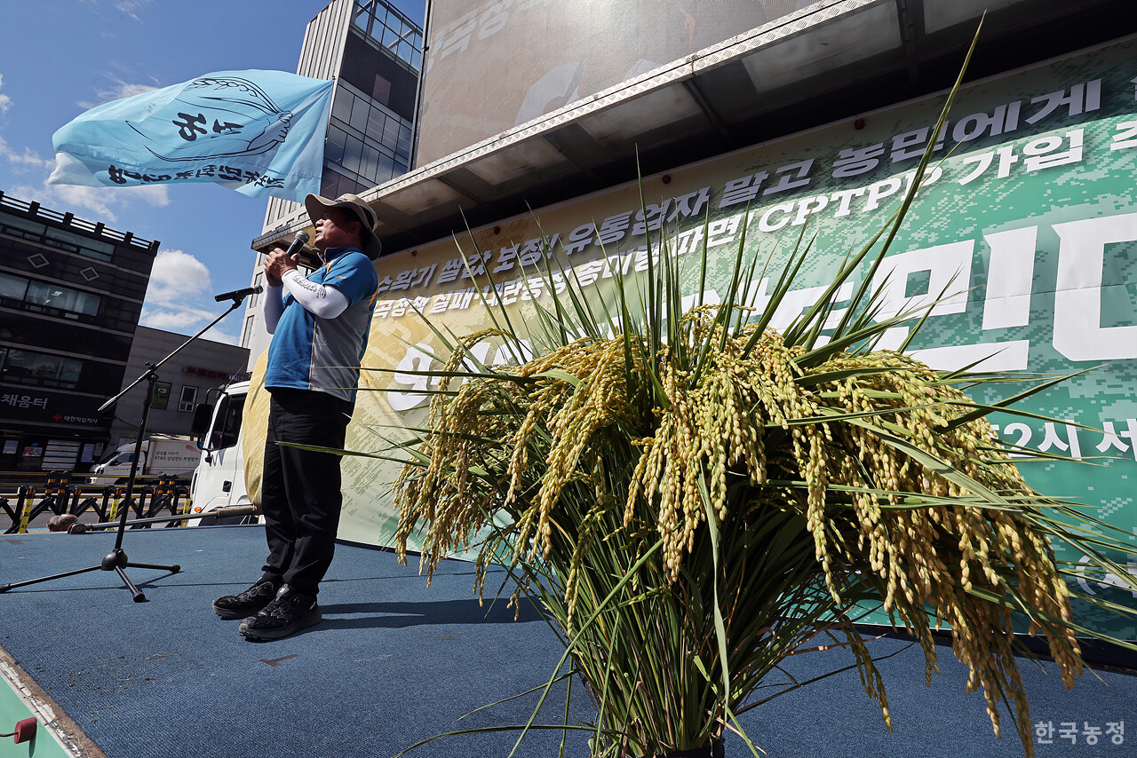 18일 오후 서울역 앞에서 열린 '수확기 쌀값 보장! 유통업자 말고 농민에게 쌀값을! 양곡정책 실패·내란농정 송미령 파면! CPTPP 가입 추진 중단! 9.18 전국농민대회'에서 전북 김제에서 상경한 조경희씨가 양곡정책 실패와 관련해 송미령 장관을 규탄하고 있다. 한승호 기자