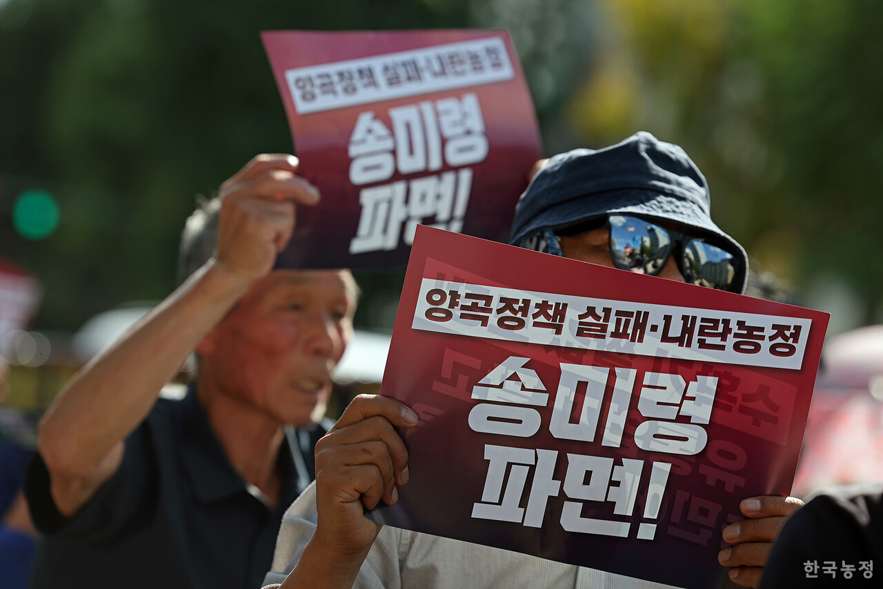 전국에서 올라온 농민들이 양곡정책 실패 등과 관련해 송미령 장관 파면을 촉구하고 있다. 한승호 기자