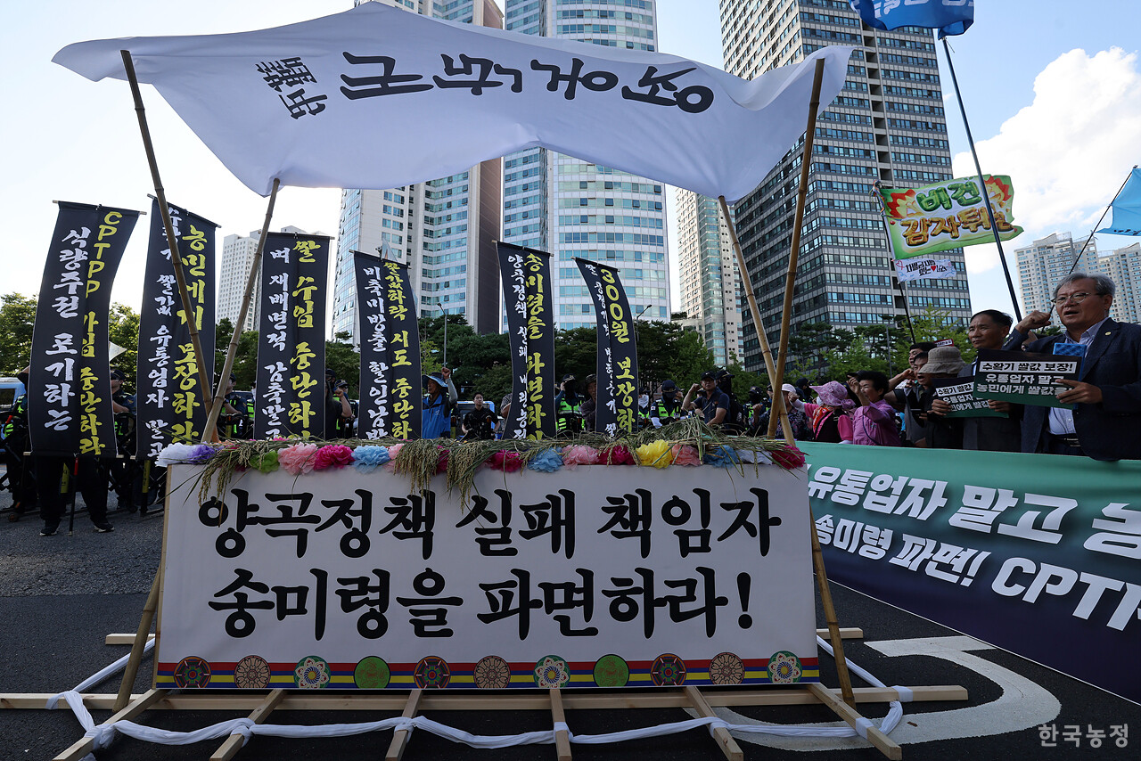 18일 오후 서울역 앞에서 열린 '수확기 쌀값 보장! 유통업자 말고 농민에게 쌀값을! 양곡정책 실패·내란농정 송미령 파면! CPTPP 가입 추진 중단! 9.18 전국농민대회'에서 1500여 농민들이 내란농정에 사망을 선고하는 상여와 만장을 앞세우고 용산 대통령실 인근까지 행진한 뒤 정리집회를 하고 있다. 한승호 기자