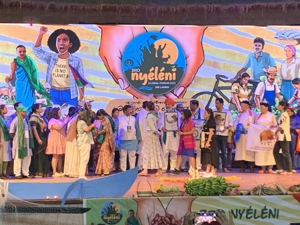  참가자들의 기념의식이 이뤄지는 가운데, WTO반대 운동에 참여하는 과정에서 목숨을 잃은 이경해 열사의 사진(가운데)이 보인다.