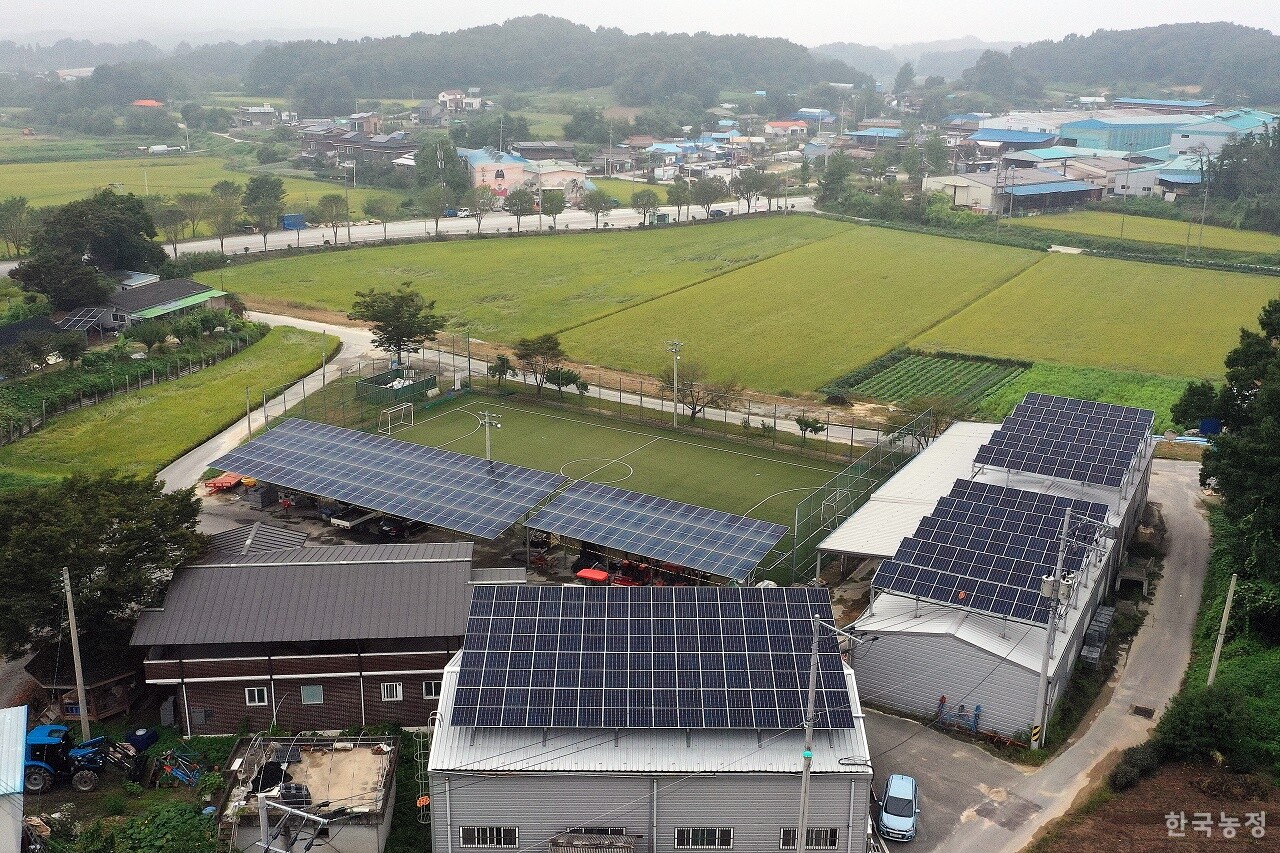 경기 여주 구양리의 마을 태양광. 마을 공유 건물·시설에 설치한 태양광 발전시설 뒤편으로 농경지와 마을 군락이 보인다. 한승호 기자