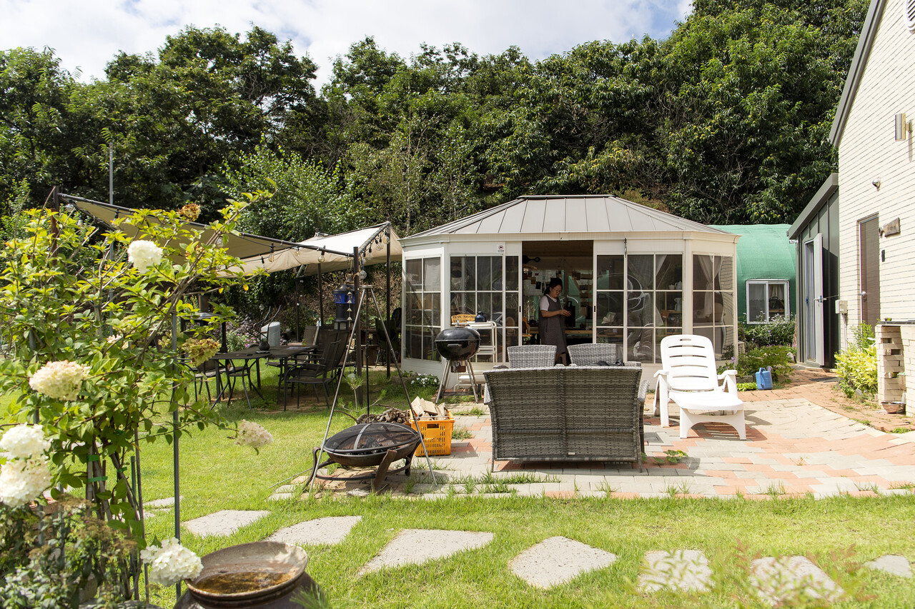 마당 안을 살짝 들여다보면 작고 작은 맑은결상점이 보인다.
