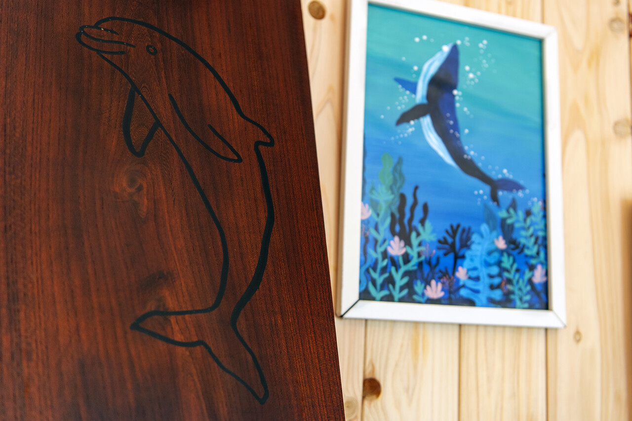 고래는 맑은결상점의 상징이다. 서로 돕고 위로하며 생을 함께 보내는 고래의 삶을 사람들의 삶도 닮아가길 바라는 마음이다.