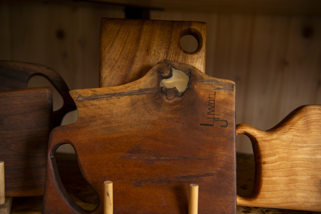 정환씨가 작업하는 작품에는 나무의 상처며 옹이까지 고스란히 간직한 경우가 많다. 자연에서 난 것이면 무엇이든 귀하다는 마음 때문이다.