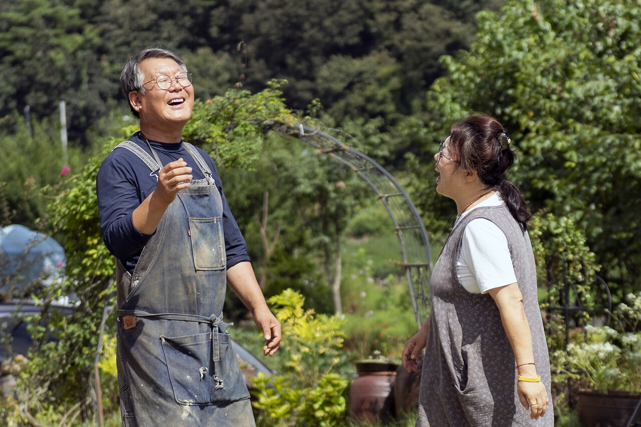 ‘맑은결공방’, ‘맑은결상점’을 운영하고 있는 이정환·조미영 부부. 작고 작은 소망을 실현해 가는 부부의 웃음이 주변을 행복하게 만든다.