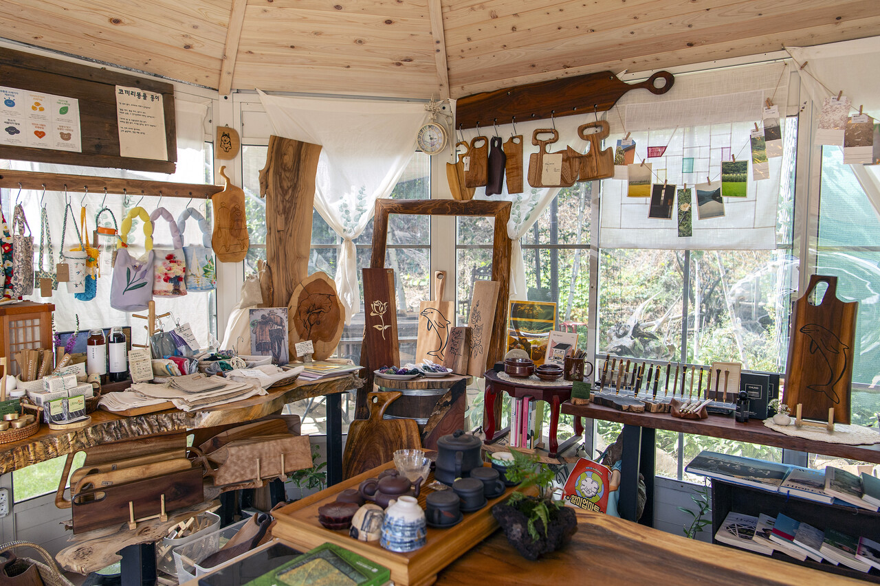 여섯 평 남짓 작은 상점 공간은 호기심 천국이다. 정환씨가 직접 만든 테이블과 진열장 위에는 하나하나마다 의미를 간직한 제품들이 가득하다.