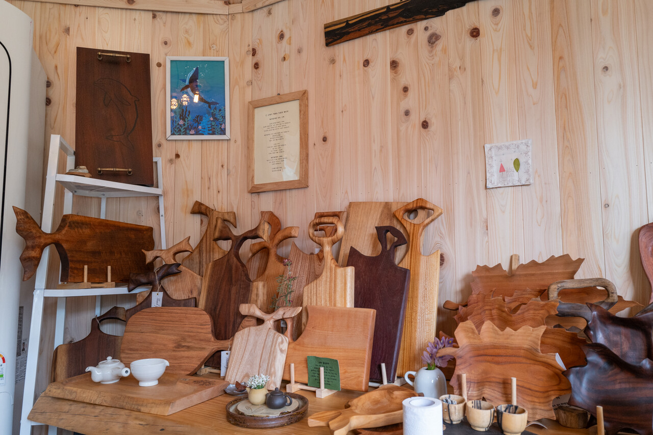 목공작업 안에는 고래가 많이 등장한다. 흡사 고래 모습을 한 도마들을 보고 있자니 물속으로 들어가는 고래의 꼬리지느러미 같다. 목도나루학교(포옹) 학생 촬영