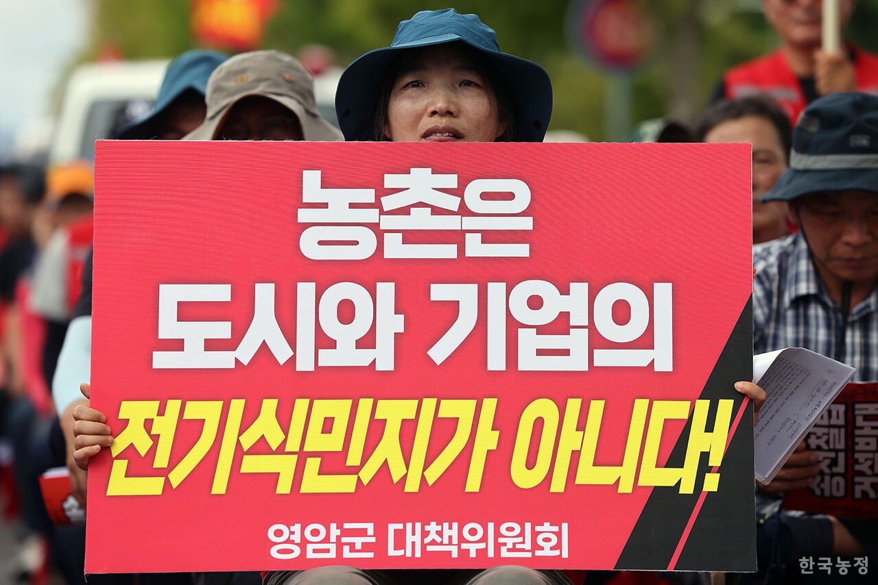 한국의 농촌지역 지방자치단체들을 보면 ‘졸고 있는 자치체’가 떠오르는 것이 현실이다. 중앙정부에 대해 ‘할 얘기’는 하지 못하면서, 지역 내부에서는 독선과 전횡을 펴서 갈등을 일으키는 경우도 많다. 지금 경기도 용인에 들어서려고 하는 반도체 국가산업단지 때문에 전남, 전북, 충남을 관통하는 여러 개의 34만5000볼트 송전선이 추진되고 있는데도, 그에 대해 반대의견을 내는 지방자치단체장은 찾아보기 어려운 것이 대표적인 예이다. 지난 17일 전남 나주시 한국전력공사 본사 앞에서 열린 ‘고압 송전선로·철탑 건설 반대! 영암군민 궐기대회'에서 한 주민이 ‘농촌은 도시와 기업의 전기식민지가 아니다'가 적힌 손팻말을 들고 한전을 규탄하고 있다. 한승호 기자