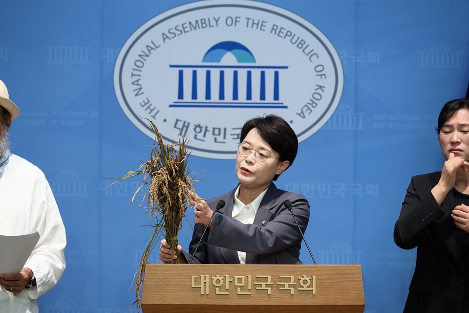 전종덕 국회의원이 지난달 29일 국회에서 열린 ‘벼 깨씨무늬병 피해 전수조사 및 재해인정 촉구’ 기자회견에서 발언하고 있다. 전종덕 의원실 제공 