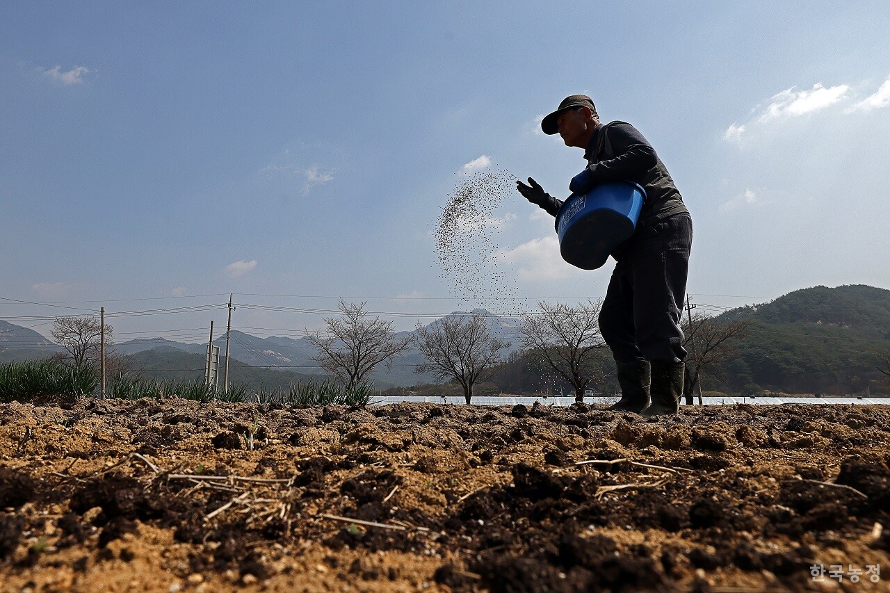‘필수농자재지원법’이 국회 절차를 순조롭게 통과하고 있지만, 정부가 예산 지출을 아낄 수 있는 요소들이 삽입되면서 지자체 ‘필수농자재지원조례’보다 퇴보할 가능성이 점쳐진다. 한승호 기자