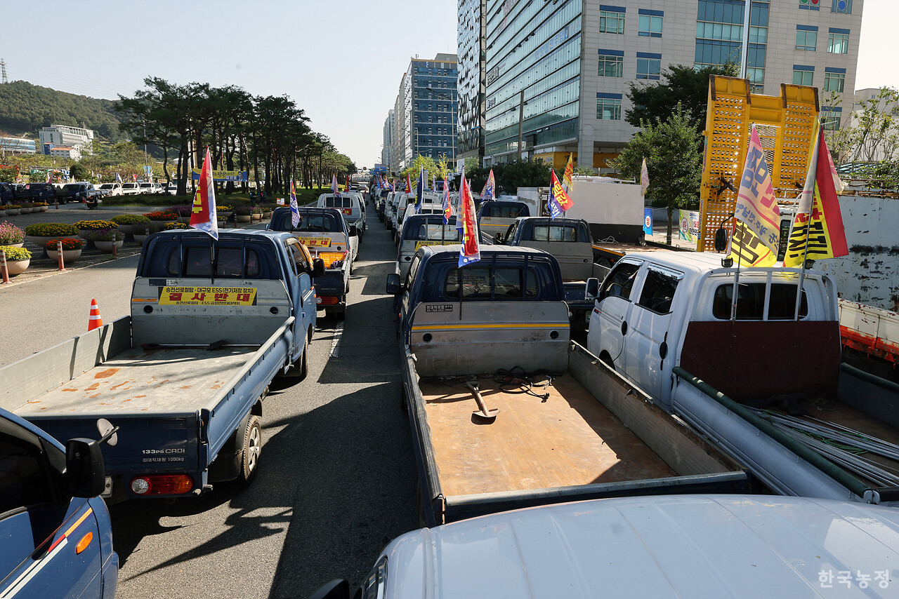 전국농민회총연맹 광주전남연맹과 전국쌀생산자협회 전남본부 회원들이 10일 오전 전남 무안군 농협중앙회 전남지역본부 앞 대로에서 ‘나락값 8만원 쟁취 농기계 행진’ 집회를 개최한 가운데  농민들의 차량 80여대가 도로 한쪽에 주차돼 있다. 한승호 기자