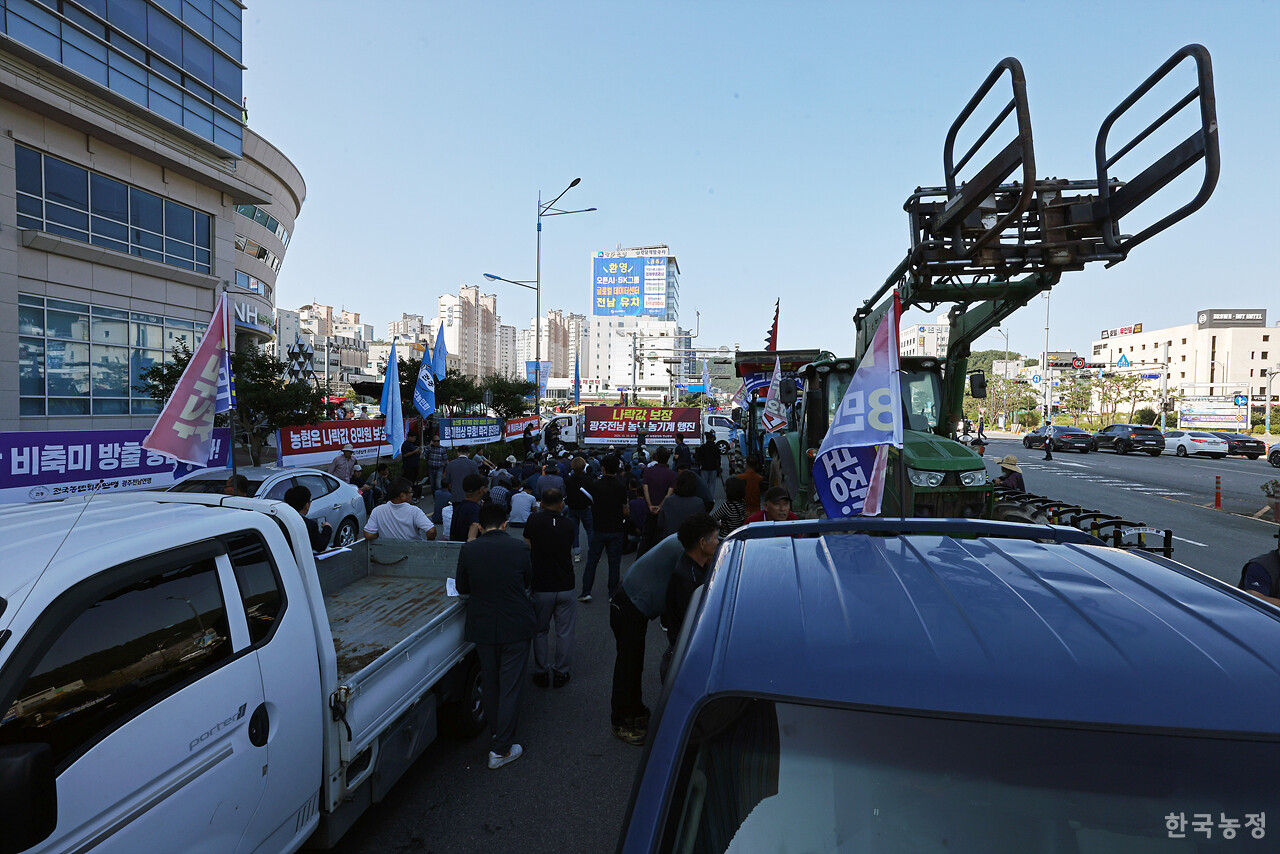 전국농민회총연맹 광주전남연맹과 전국쌀생산자협회 전남본부 회원들이 10일 오전 전남 무안군 농협중앙회 전남지역본부 앞 대로에서 ‘나락값 8만원 쟁취 농기계 행진’ 집회를 열고 나락값 8만원 보장 및 벼 깨씨무늬병 재해 인정 등을 촉구하고 있다. 한승호 기자