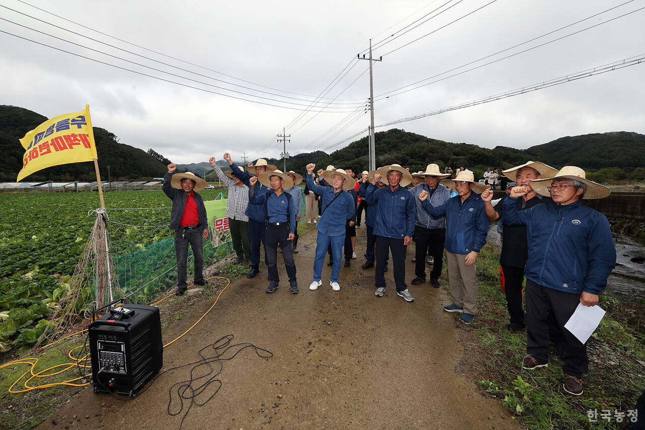 16일 오전 충북 청주시 상당구 미원면 들녘에서 열린 ‘배추(브로콜리) 무름병 피해 대책을 촉구하는 밭 갈아엎기 투쟁’에서 농민들이 피해 대책 마련을 정부에 촉구하고 있다. 한승호 기자