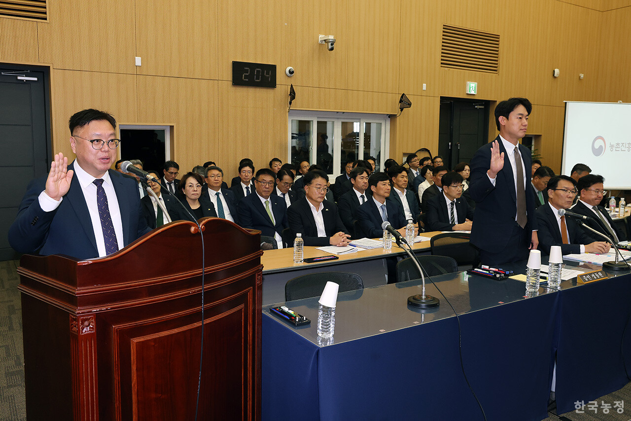 지난 17일 전북 전주시 덕진구 농촌진흥청 국제회의장에서 열린 국회 농림축산식품해양수산위원회 국정감사에서 증인으로 출석한 진병삼 (주)미소테크 대표(왼쪽)와 정동원 도이치오토월드 대표가 증인선서를 하고 있다. 한승호 기자