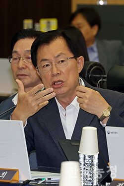 지난 17일 전북 전주시 덕진구 농촌진흥청 국제회의장에서 열린 국회 농림축산식품해양수산위원회 국정감사에서 이만희 국민의힘 의원이 농민들의 개인정보 유출사태에 대해 질의하고 있다. 한승호 기자