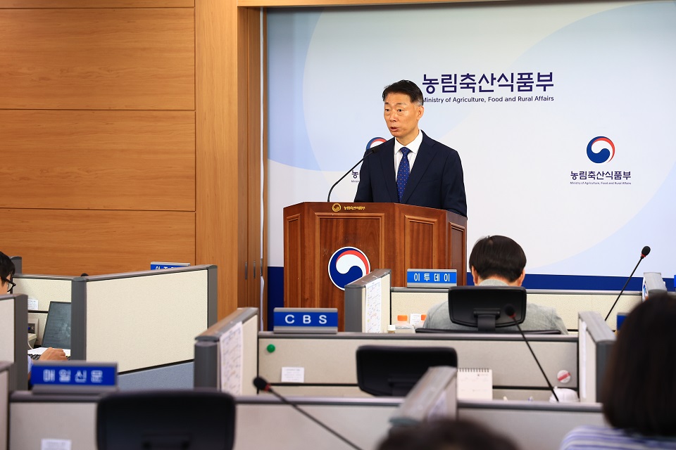 박성우 농림축산식품부 농촌정책국장이 20일 세종 농식품부 기자실에서 농어촌기본소득 시범사업 공모 결과를 브리핑하고 있다. 농림축산식품부 제공