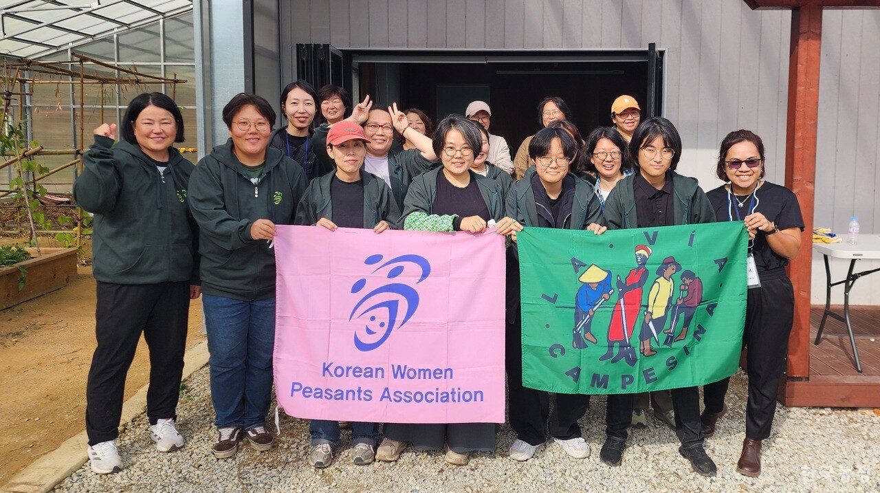 전국의 청년 여성농민들이 지난 18~19일 이틀간 경북 상주 봉강 공동체 농생태학 실천농장에서 전국여성농민회총연합이 주최한 '2025 청년 농생태학 학교'에 참여하고 있다.