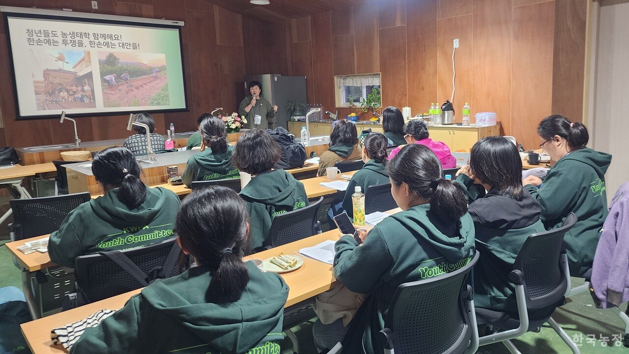 지난 18~19일 상주 봉강공동체 농생태학 실천농장에서 열린 ‘2025 청년 농생태학 학교’에서 신지연 전국여성농민회총연합 사무총장이 식량주권과 농생태학, 언니네텃밭에 대해 강의하고 있다.