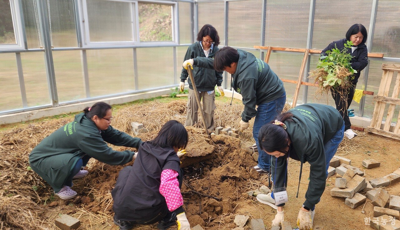‘2025 청년 농생태학 학교’가 열린 상주 봉강공동체 농생태학 실천농장에서 참석자들이 농생태학 실습을 하고 있다.