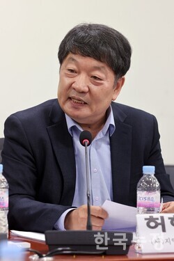 좌장 허헌중 (재)지역재단 이사장.