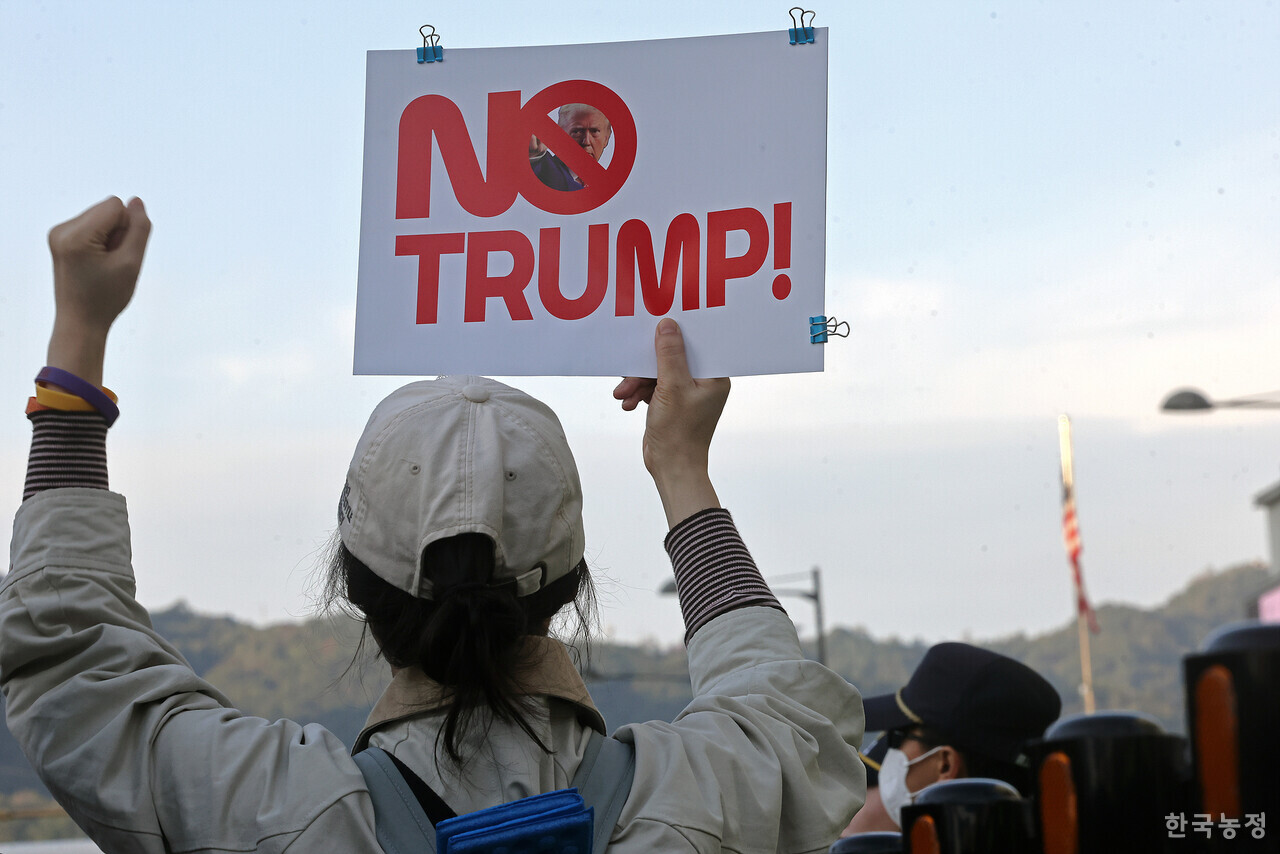 25일 오후 서울 숭례문 앞 세종대로에서 트럼프위협저지공동행동 주최로 열린 ‘대미투자 전면 재검토 NO트럼프 범시민대행진’에서 농민, 노동자, 학생을 비롯한 시민들이 3500억달러 규모의 대미투자를 현금으로 요구하는 미 트럼프 대통령을 규탄하고 있다. ‘NO트럼프’ 손팻말 등을 손에 든 이들은 “이재명정부는 미국정부가 아무리 강하게 압박해도 불평등한 대미투자에 합의해선 안 된다”며 “미국의 부당한 요구를 우리 국민을 믿고 거부하라”고 거듭 촉구했다.