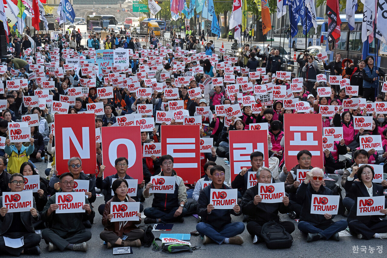25일 오후 서울 숭례문 앞 세종대로에서 트럼프위협저지공동행동 주최로 열린 ‘대미투자 전면 재검토 NO트럼프 범시민대행진’에서 농민, 노동자, 학생을 비롯한 시민들이 3500억달러 규모의 대미투자를 현금으로 요구하는 미 트럼프 대통령을 규탄하고 있다. ‘NO트럼프’ 손팻말 등을 손에 든 이들은 “이재명정부는 미국정부가 아무리 강하게 압박해도 불평등한 대미투자에 합의해선 안 된다”며 “미국의 부당한 요구를 우리 국민을 믿고 거부하라”고 거듭 촉구했다.