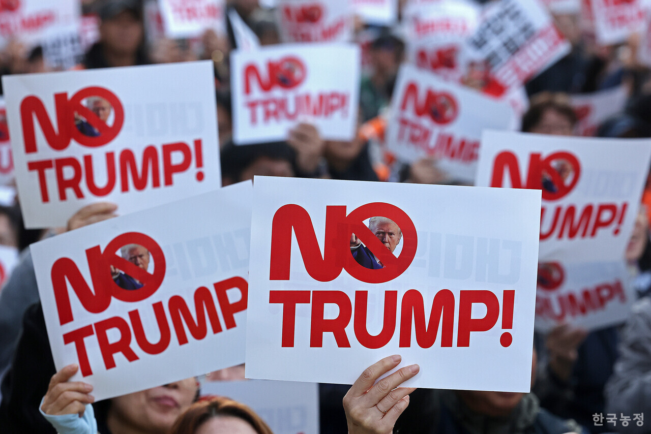 25일 오후 서울 숭례문 앞 세종대로에서 트럼프위협저지공동행동 주최로 열린 ‘대미투자 전면 재검토 NO트럼프 범시민대행진’에서 농민, 노동자, 학생을 비롯한 시민들이 3500억달러 규모의 대미투자를 현금으로 요구하는 미 트럼프 대통령을 규탄하고 있다. ‘NO트럼프’ 손팻말 등을 손에 든 이들은 “이재명정부는 미국정부가 아무리 강하게 압박해도 불평등한 대미투자에 합의해선 안 된다”며 “미국의 부당한 요구를 우리 국민을 믿고 거부하라”고 거듭 촉구했다.