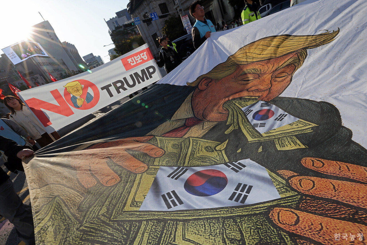 25일 오후 서울 숭례문 앞 세종대로에서 트럼프위협저지공동행동 주최로 열린 ‘대미투자 전면 재검토 NO트럼프 범시민대행진’에서 농민, 노동자, 학생을 비롯한 시민들이 3500억달러 규모의 대미투자를 현금으로 요구하는 미 트럼프 대통령을 규탄하고 있다. ‘NO트럼프’ 손팻말 등을 손에 든 이들은 “이재명정부는 미국정부가 아무리 강하게 압박해도 불평등한 대미투자에 합의해선 안 된다”며 “미국의 부당한 요구를 우리 국민을 믿고 거부하라”고 거듭 촉구했다.