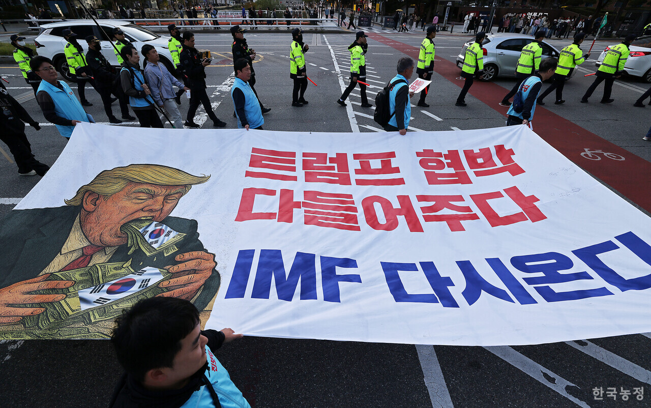 25일 오후 서울 숭례문 앞 세종대로에서 트럼프위협저지공동행동 주최로 열린 ‘대미투자 전면 재검토 NO트럼프 범시민대행진’에서 농민, 노동자, 학생을 비롯한 시민들이 3500억달러 규모의 대미투자를 현금으로 요구하는 미 트럼프 대통령을 규탄하고 있다. ‘NO트럼프’ 손팻말 등을 손에 든 이들은 “이재명정부는 미국정부가 아무리 강하게 압박해도 불평등한 대미투자에 합의해선 안 된다”며 “미국의 부당한 요구를 우리 국민을 믿고 거부하라”고 거듭 촉구했다.