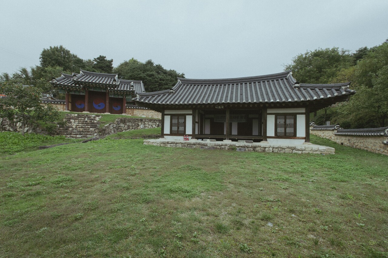 전국에 딱 세 곳 밖에 안 남았다는 사마소 중 한 곳인 청안사마소(앞쪽 흰 건물). 본래 진사, 생원이 모여 마을 교육과 회의를 하던 곳인데 지금은 그 기능이 없다. 단지 그때 그 진사 생원 68명의 위패를 모시고 제사를 지내는 사마사라는 공간을 사마소 위쪽에 새로 짓고 제사만 지내고 있다.