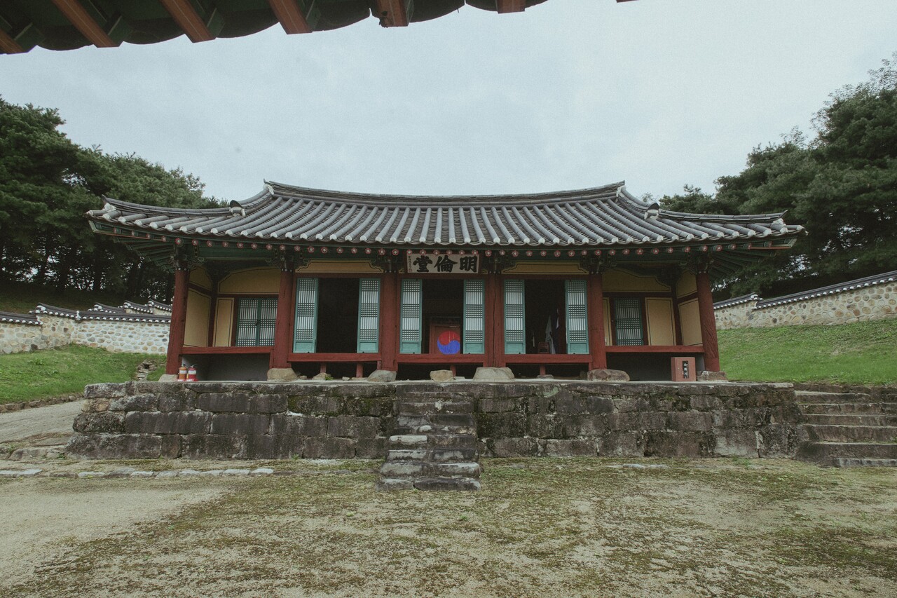 청안향교 첫 번째 문인 외삼문에 서서 바라본 명륜당. 후학양성의 공간이다.