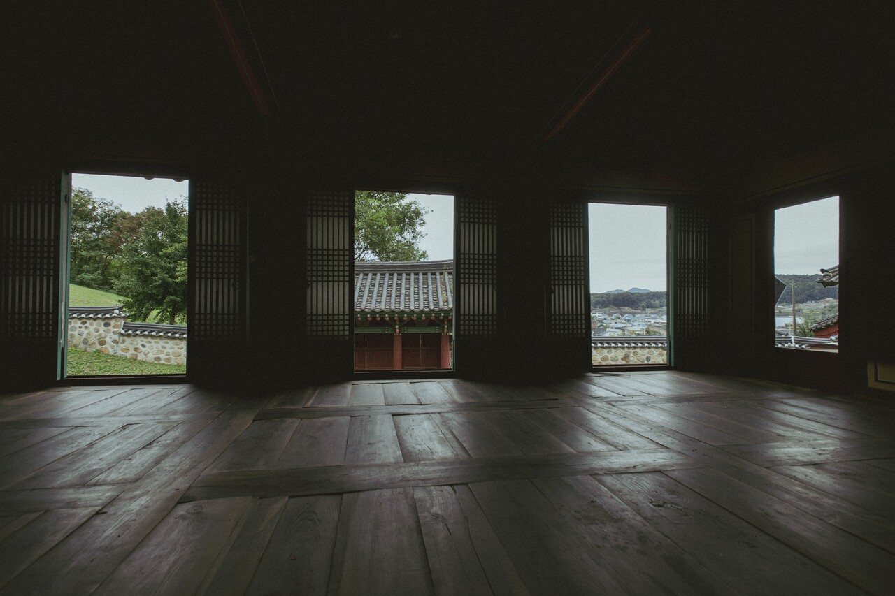 앞뒤로 난 들창을 통해 바람이 드나드는 명륜당 마루에 앉아 있으니, 글 읽는 소리가 들리는 듯하다.