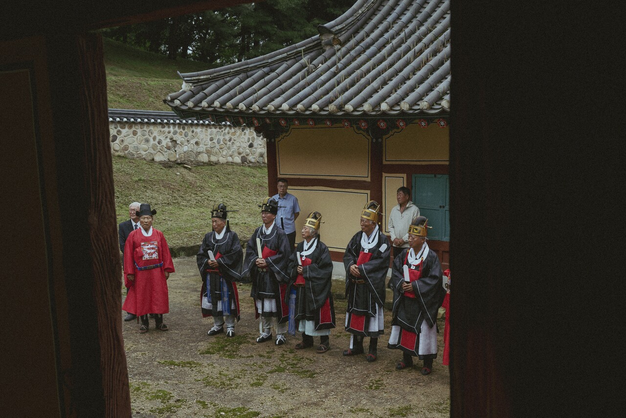 청안향교에서 석전 행사가 있던 날, 제례복을 갖춰 입고 술을 올릴 분들이 차례대로 의식을 치를 준비를 마쳤다.