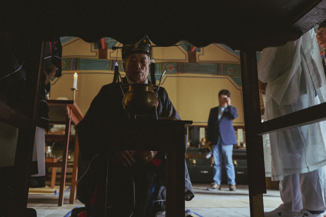 향을 피우고 술을 올리고 제문을 읽는다. 옛 성현님들, 듣고 계신가요?