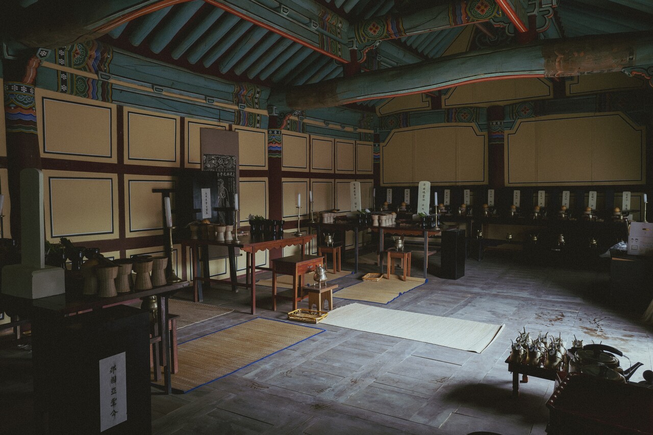 석전 행사가 있는 날. 제사를모시는 대성전에 제물을 올리고 축문을 써 붙이고 제사 준비가 한창이었다.