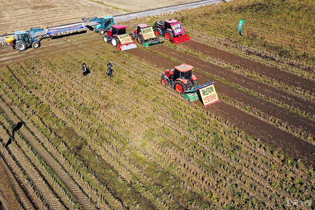 27일 오전 전북 김제시 부량면 들녘에서 열린 '논콩 피해 추가조사 실시! 특별재난지역 선포! 김제농민 논콩 갈아엎기 투쟁'에서 4대의 트랙터가 올가을 잦은 비로 수확이 불가능할 정도로 병이 발생한 논콩을 갈아엎고 있다. 한승호 기자