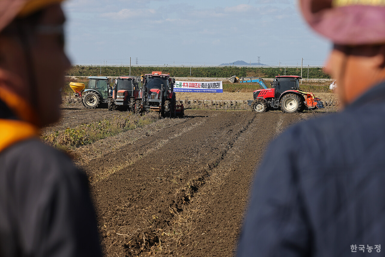 27일 오전 전북 김제시 부량면 들녘에서 열린 '논콩 피해 추가조사 실시! 특별재난지역 선포! 김제농민 논콩 갈아엎기 투쟁'에서 농민들의 트랙터가 올가을 잦은 비로 수확이 불가능할 정도로 병이 발생한 논콩을 갈아엎고 있다. 한승호 기자