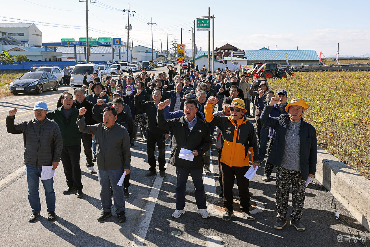 27일 오전 전북 김제시 부량면 들녘에서 열린 '논콩 피해 추가조사 실시! 특별재난지역 선포! 김제농민 논콩 갈아엎기 투쟁'에서 농민들이 정부에 피해 대책 마련 등을 촉구하고 있다. 한승호 기자