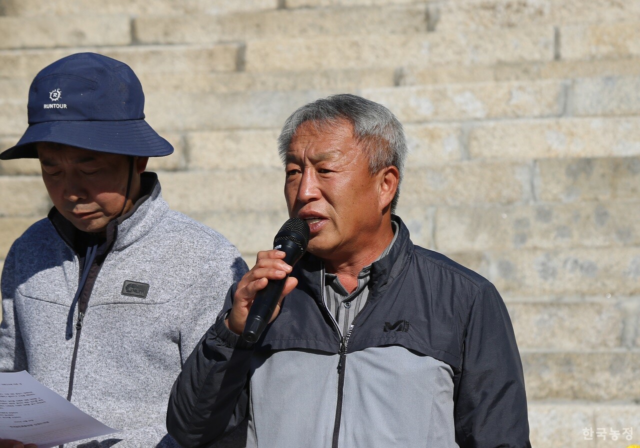오용석 전농 강원도연맹 의장이 정부와 강원도에 재해 대책을 촉구하고 있다.