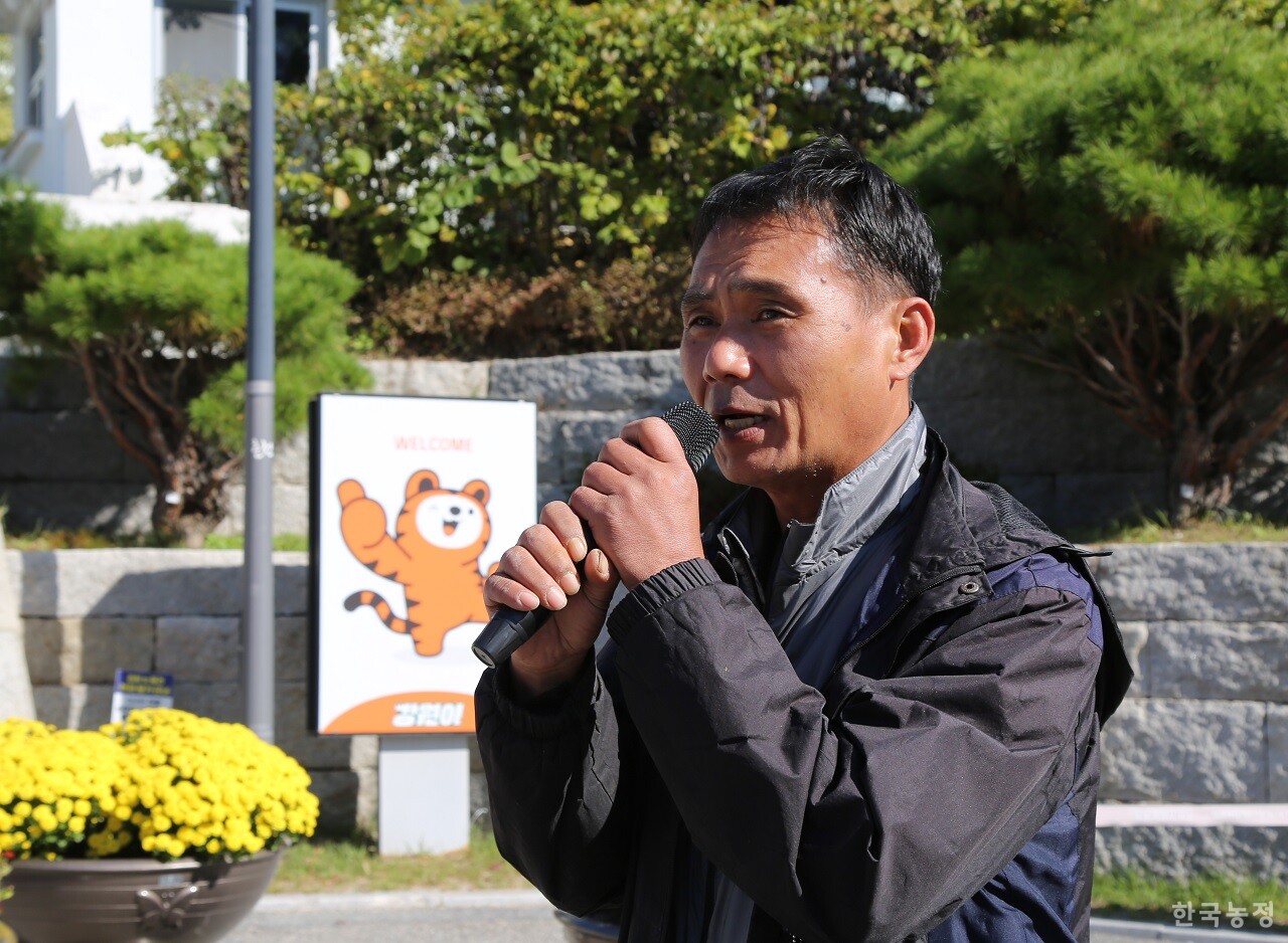 자신의 밭에서 무름병으로 망가진 배추를 뽑아 싣고 온 김덕수 전농 강원도연맹 사무처장. 농업 기후재난에 대한 정부와 강원도의 문제의식이 빈약함을 지적하고 있다.