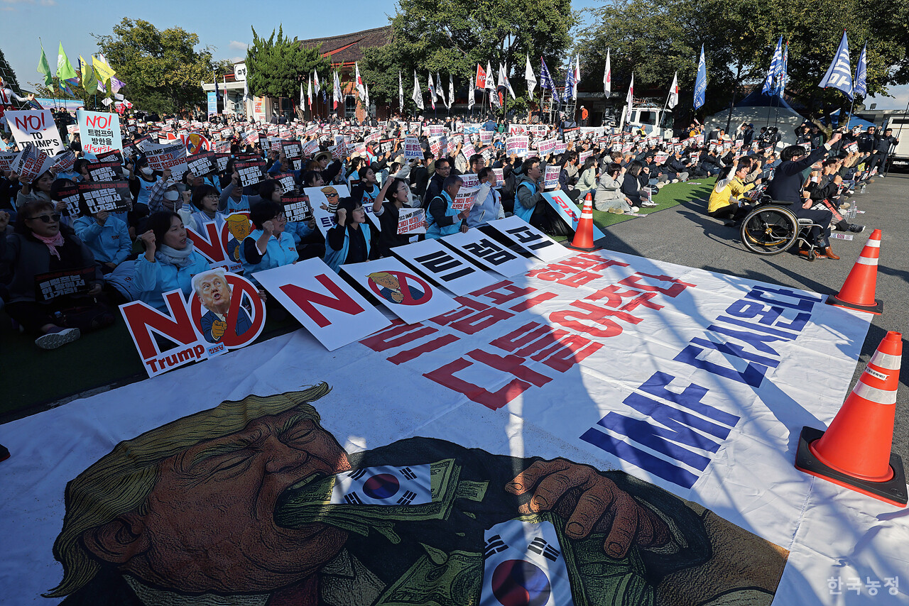 29일부터 경북 경주에서 아시아태평양경제협력체(APEC) 정상회의가 시작된 가운데 이날 오후 구 경주역 광장에서 트럼프위협저지공동행동(준) 주최로 열린 ‘대미투자 강요 안보위협 트럼프 규탄 NO TRUMP 시국대회’에 참석한 농민, 노동자, 학생 등 시민들이 3500억달러 규모의 대미투자를 현금으로 요구하는 미 트럼프 대통령을 규탄하고 있다. 한승호 기자
