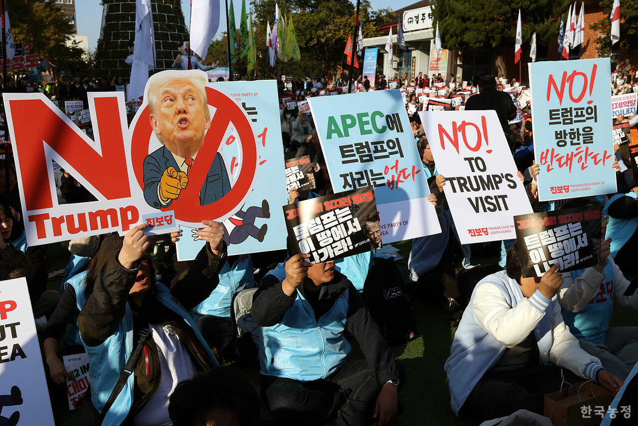 29일부터 경북 경주에서 아시아태평양경제협력체(APEC) 정상회의가 시작된 가운데 이날 오후 구 경주역 광장에서 트럼프위협저지공동행동(준) 주최로 열린 ‘대미투자 강요 안보위협 트럼프 규탄 NO TRUMP 시국대회’에 참석한 농민, 노동자, 학생 등 시민들이 3500억달러 규모의 대미투자를 현금으로 요구하는 미 트럼프 대통령을 규탄하고 있다. 한승호 기자