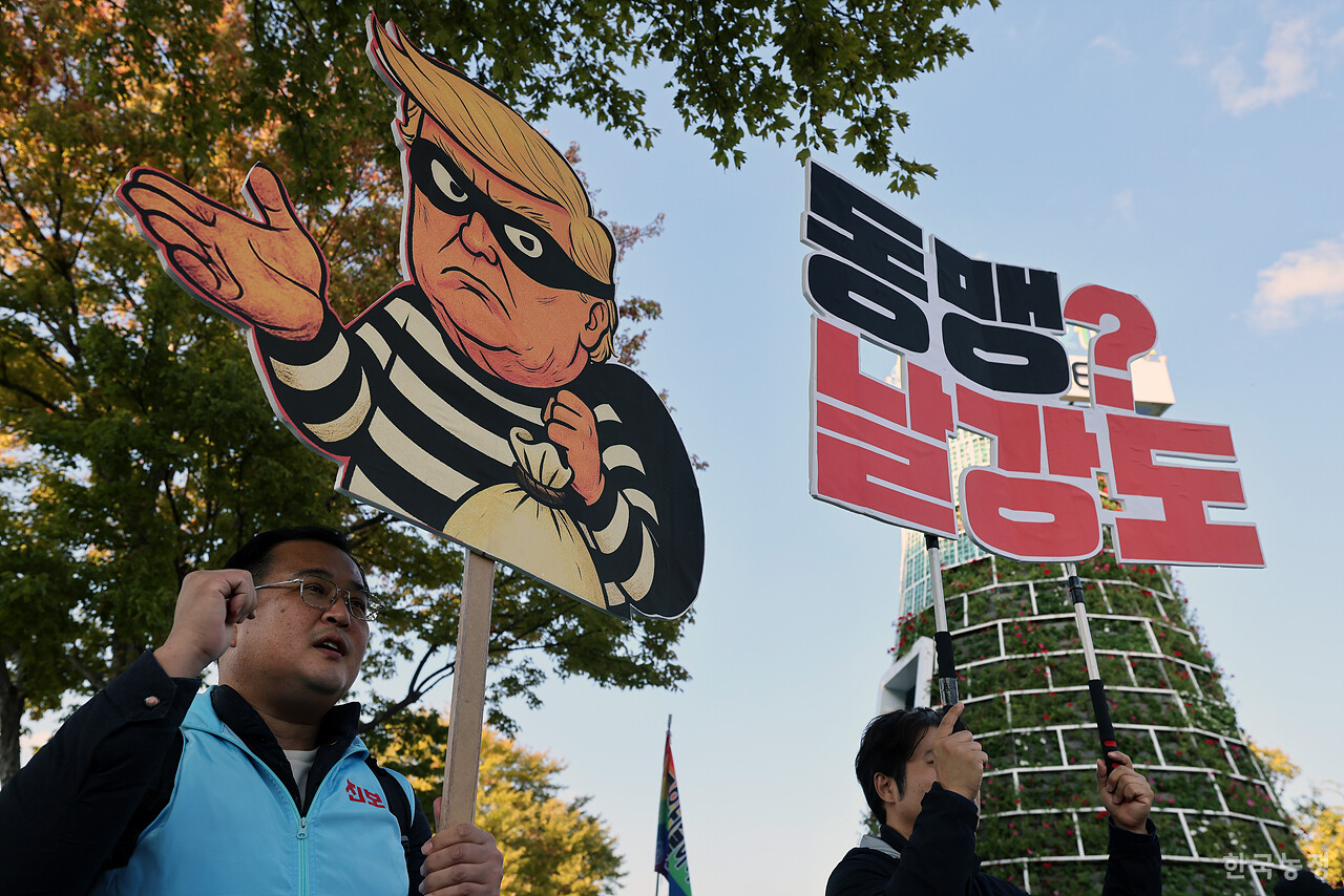 29일부터 경북 경주에서 아시아태평양경제협력체(APEC) 정상회의가 시작된 가운데 이날 오후 구 경주역 광장에서 트럼프위협저지공동행동(준) 주최로 열린 ‘대미투자 강요 안보위협 트럼프 규탄 NO TRUMP 시국대회’에 참석한 농민, 노동자, 학생 등 시민들이 3500억달러 규모의 대미투자를 현금으로 요구하는 미 트럼프 대통령을 규탄하고 있다. 한승호 기자