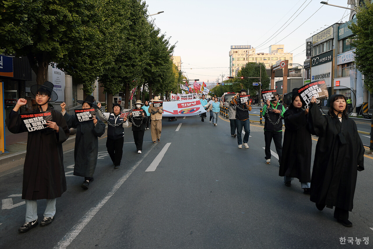 29일부터 경북 경주에서 아시아태평양경제협력체(APEC) 정상회의가 시작된 가운데 이날 오후 구 경주역 광장에서 트럼프위협저지공동행동(준) 주최로 열린 ‘대미투자 강요 안보위협 트럼프 규탄 NO TRUMP 시국대회’에 참석한 농민, 노동자, 학생 등 시민들이경주 시내를 행진하며 3500억달러 규모의 대미투자를 현금으로 요구하는 미 트럼프 대통령을 규탄하고 있다. 한승호 기자